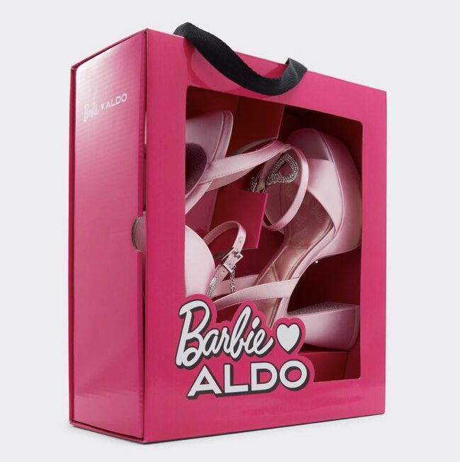 Una caja de zapatos de tacón de mujer marca Aldo con la temática de Barbie