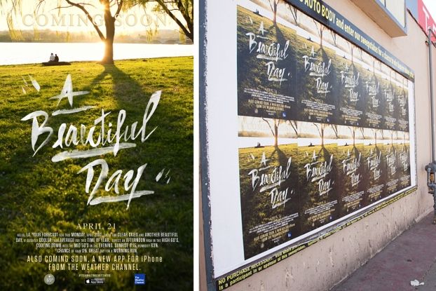 Muchos carteles pegados en una pared