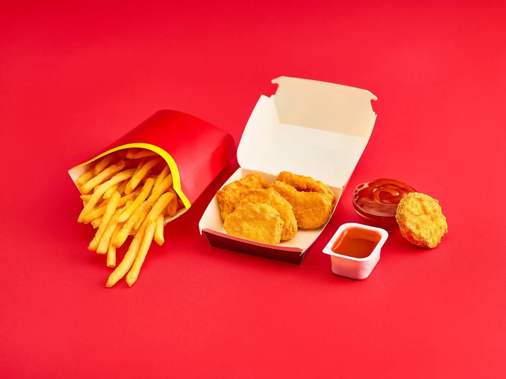 Papas fritas, nuggets y salsas