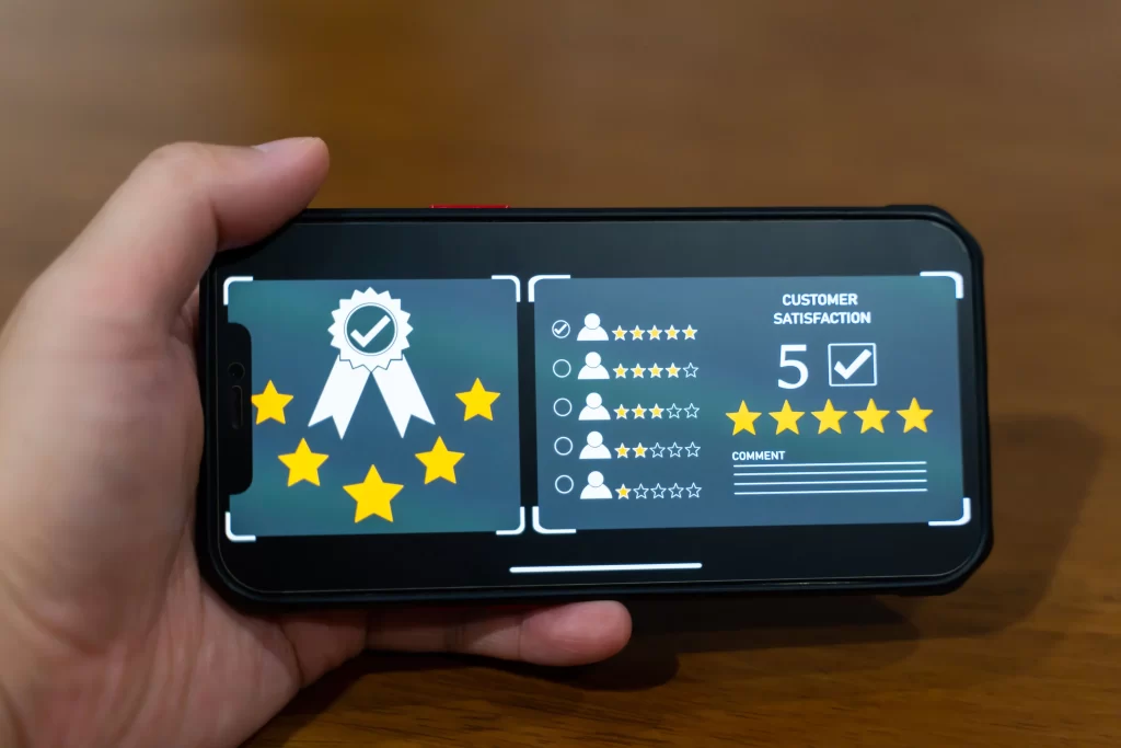 Un celular en posición horizontal donde muestra el las estrellas y valoración de un producto en internet