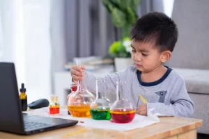 Niño con tubos de ensayo como si fuera científico