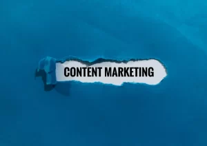 papel roto y dentro las palabras content marketing